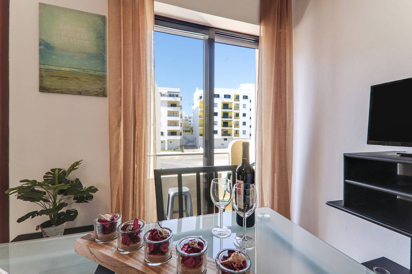 Appartement entier, Appartement "Beach Residence 22" avec balcon, Wi-Fi et terrasse partagée in Armação de Pêra (costa), Armação de Pera