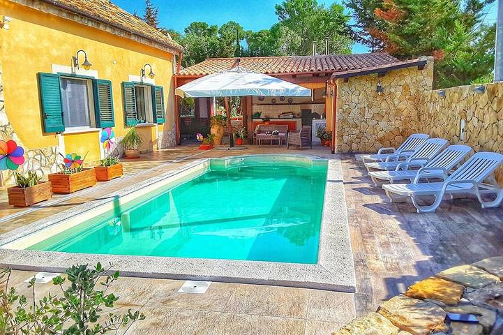 Ferienhaus für 6 Personen, mit Whirlpool und Garten, mit Haustier