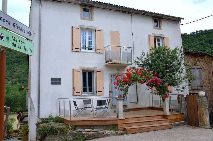 Location de vacances pour 8 personnes, avec Balcon à Comprégnac