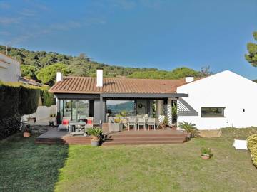 Location de vacances pour 9 personnes, avec vue ainsi que piscine et jardin à Argentona