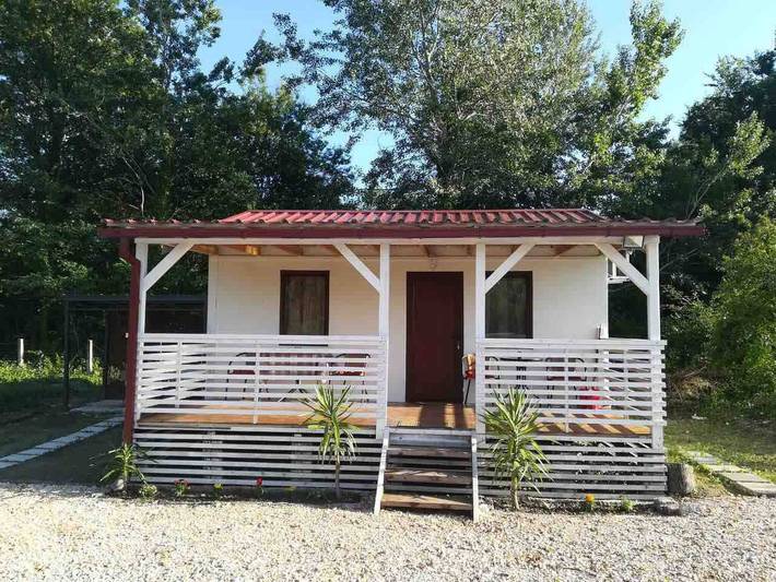 Bungalow für 4 Personen, mit Balkon/Terrasse und Garten sowie Ausblick in Montenegro