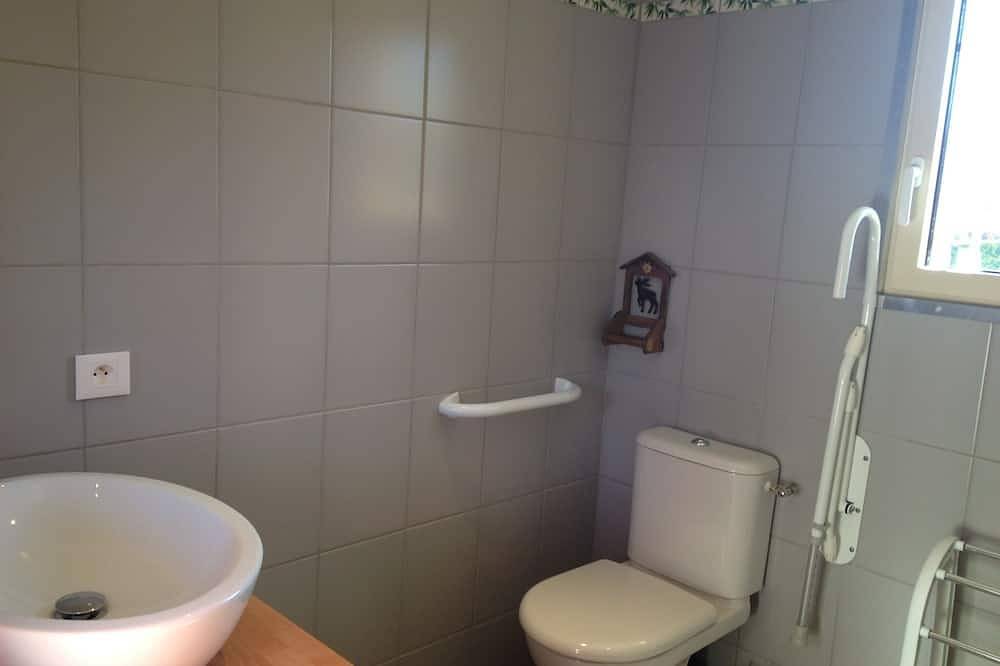 Berghütte-barrierefreies Badezimmer-Komfort-Bergblick-Le chalet des Patures in Rochefort-Montagne, Regionaler Naturpark Volcans d'Auvergne