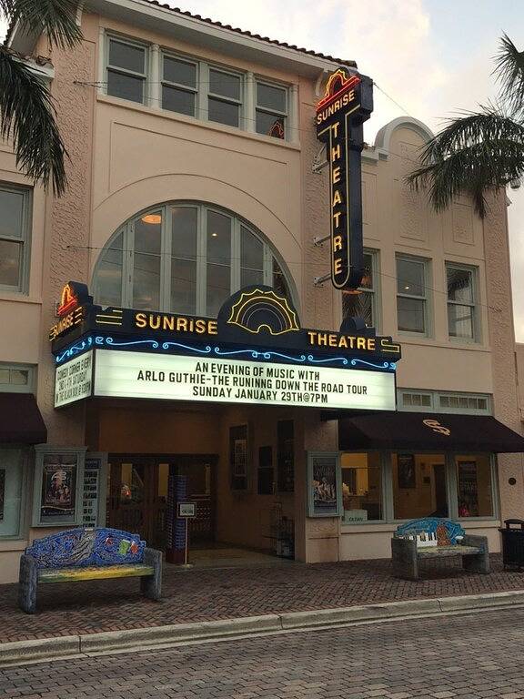 Neu renoviert, tierfreundlich und nur wenige Schritte vom Strand entfernt. Schauen Sie sich die tollen Sommerpreise an! in Fort Pierce, Hutchinson Island