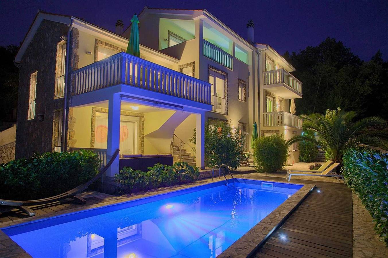 Residencia La Famiglia mit beheiztem Pool und wunderschönem Meerblick in Klimno, Krk