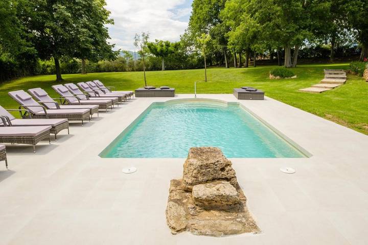 Chalet para 22 personas, con jardín además de piscina y vistas, Se admiten mascotas en Pla de l'Estany - 3