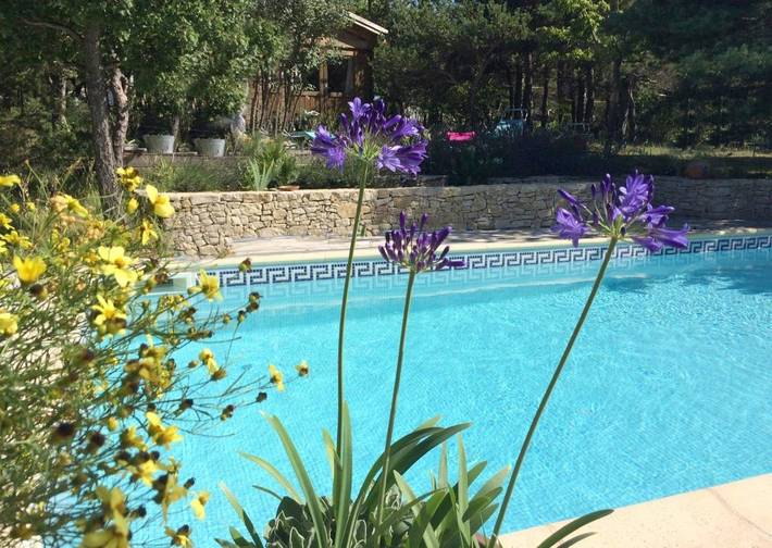 Chambre d’hôte pour 3 personnes, avec Jacuzzi et Terrasse ainsi que Jardin et Piscine
