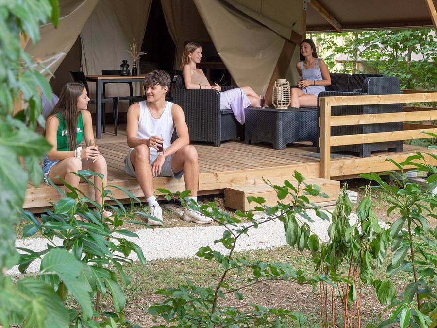 Camping de La Forêt - Tienda de lona y madera 4 personas - Wood Lodge - personas adicionales posibles con coste adicional, contactar con el camping in Levier, Jura Francais