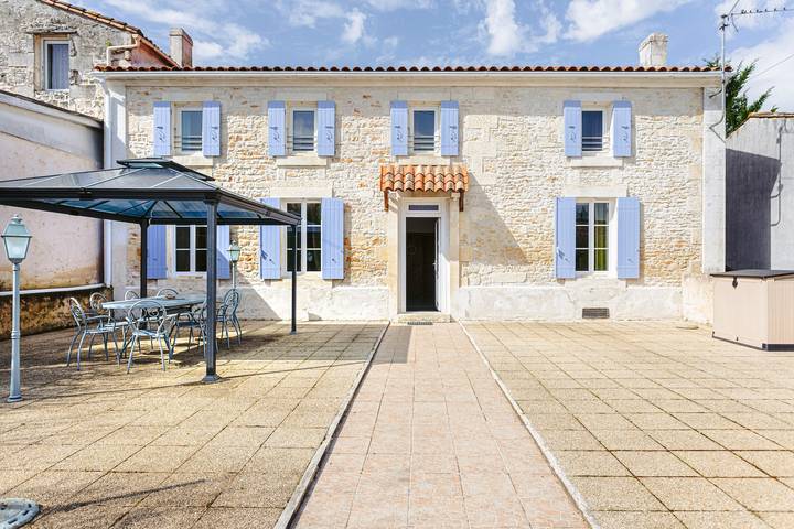 Casa de vacaciones 'L'Aixoise' con terraza privada, jardín privado y Wi-Fi in Romegoux, Saintes region