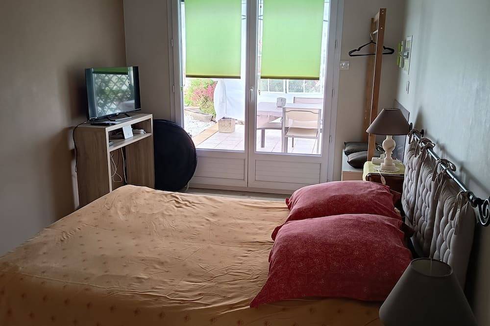 Ganze Wohnung, Renovated studio with private terrace - Bright veranda - Port-des-Barques in Port-des-Barques, Rochefort und Umgebung