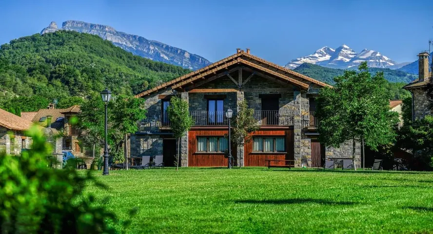 Casa rural para 21 personas, con sauna además de terraza y jardín - 1