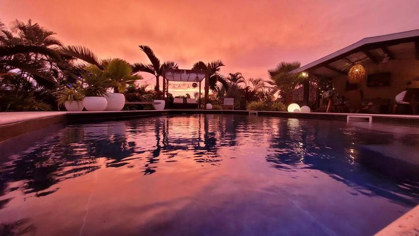 Location de vacances pour 2 personnes, avec vue ainsi que jardin et piscine dans Trois Mares