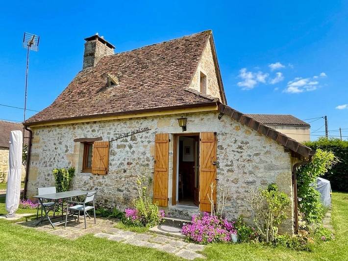 Gîte for 2 people, with garden and terrace as well as view, with pets in Dordogne
