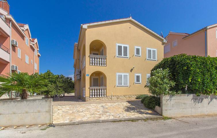 Ganze Ferienwohnung, Gemütliche Ferienwohnung mit Terrasse, in Strandnähe – 2,5 km in Srima, Šibenik-Knin