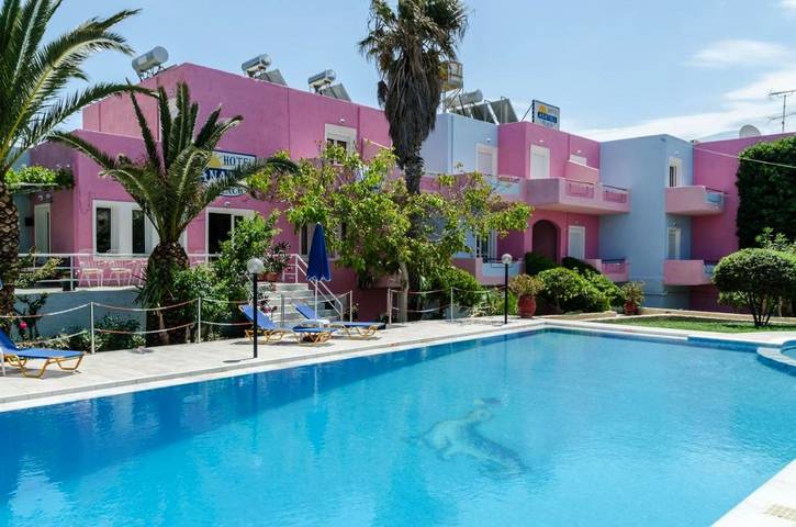 Hôtel, avec Balcon et Terrasse ainsi que Jardin et Bassin pour enfant