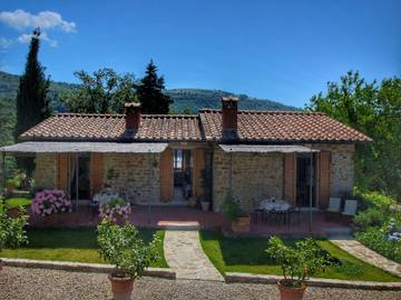 Maison de campagne pour 4 personnes, avec piscine et jardin, adapté aux familles à Loro Ciuffenna