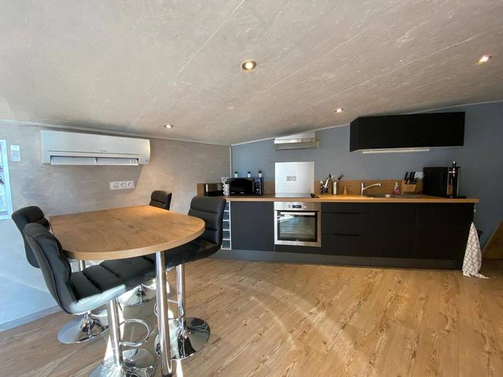 Gîte pour 4 personnes, avec terrasse et jardin ainsi que piscine et jacuzzi à Saint-Romain-Lachalm - 3