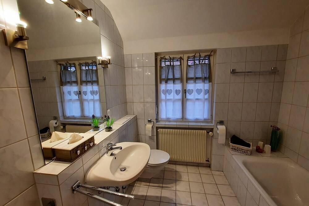 Ganze Wohnung, Geräumige Ferienwohnung (80 qm) für 2 Personen mit zwei Badezimmern in Gemünden am Main, Maindreieck