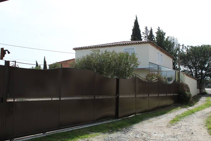 Gîte pour 6 personnes, avec terrasse ainsi que jardin et piscine à Vernègues - 3