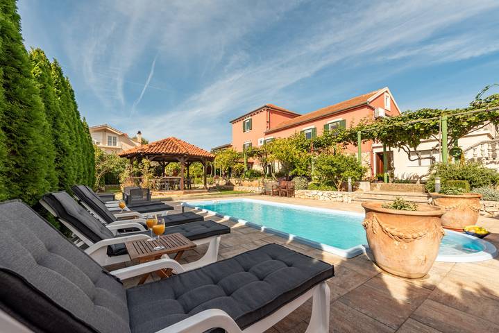 Villa for 14 people, with terrace and garden - 1