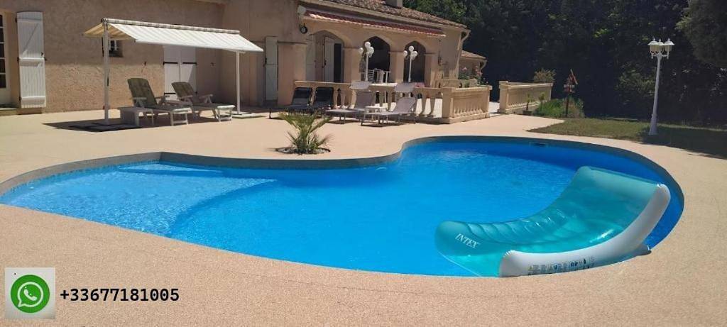 Location de vacances pour 2 personnes, avec jardin ainsi que vue et piscine à Figanières