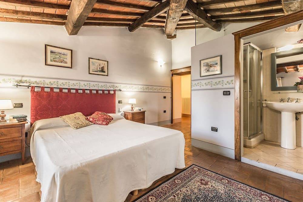 Alleinstehendes Ferienhaus mit W-Lan, Klimaanlage, Whirlpool, privatem Pool, Tv, Innenhof in Monterchi, Valtiberina
