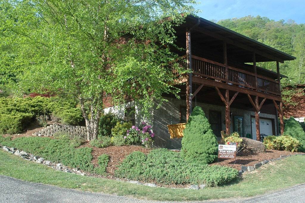 Sommer / Herbstöffnungen ... Mt. Ansichten, Ample Flat Parking, Befestigte Garage in Blue Ridge Parkway, Maggie Valley