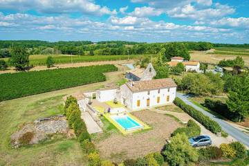 Gîte pour 11 personnes, avec terrasse et jardin à Riocaud
