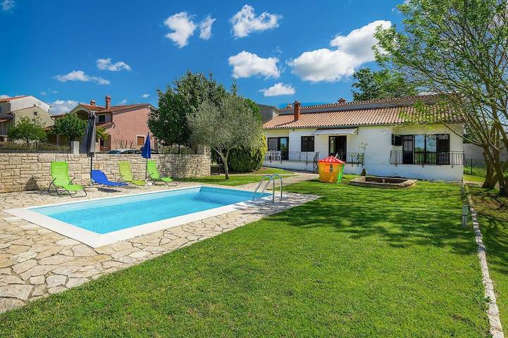 Ferienhaus für 6 Personen, mit Pool und Balkon