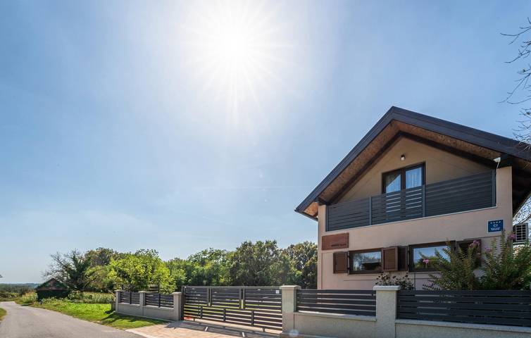Gemütliche 140 m² große Wohnung mit Pool, Terrasse, WLAN und Parkplatz in Kapela, Bjelovar-Bilogora