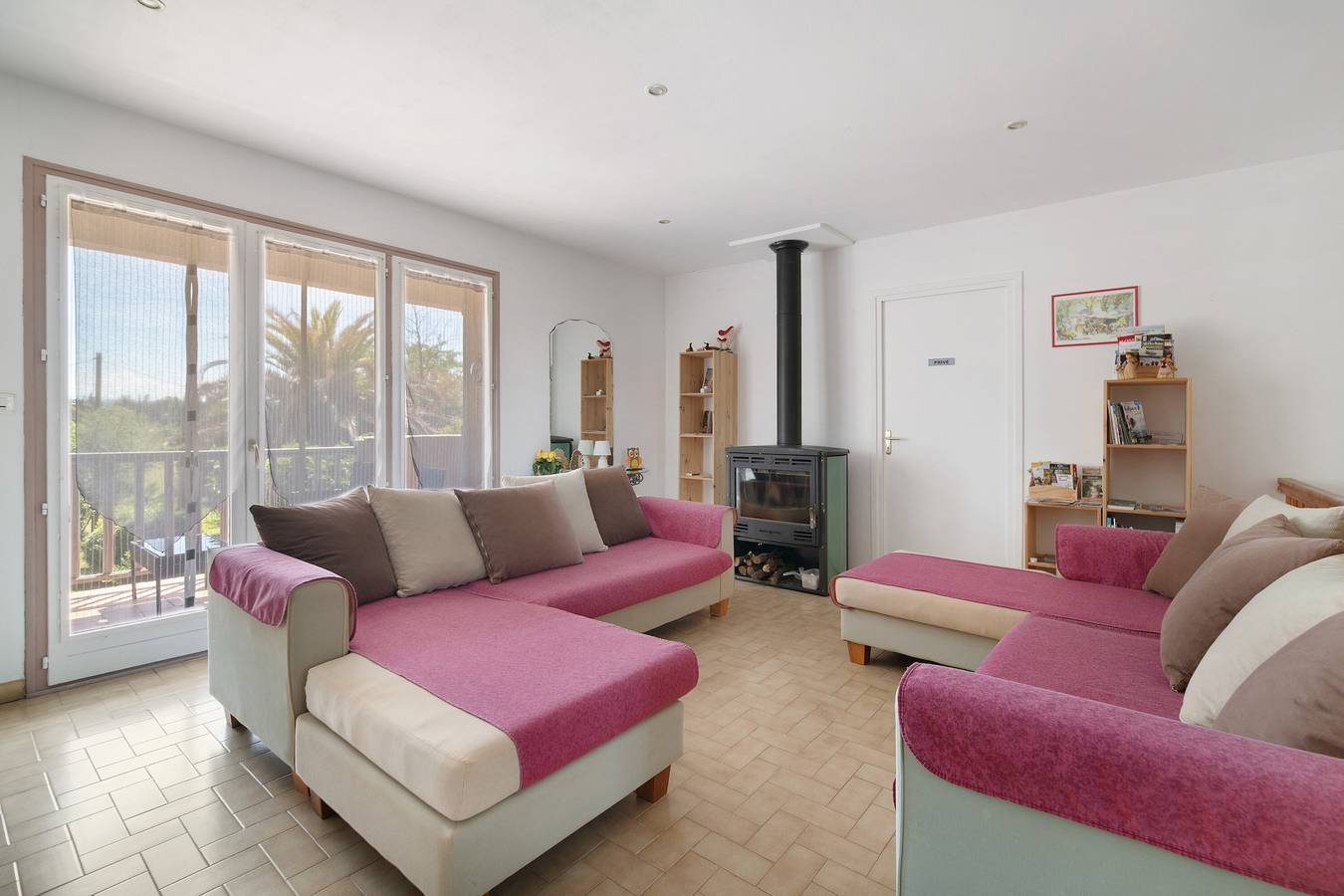 Gîte Rural avec vue sur la montagne, jardin partagé et Wi-Fi in Villasavary, Région de Carcassonne