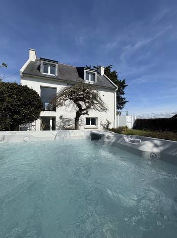 Gîte pour 10 personnes, avec jacuzzi et jardin à Brignogan-Plages