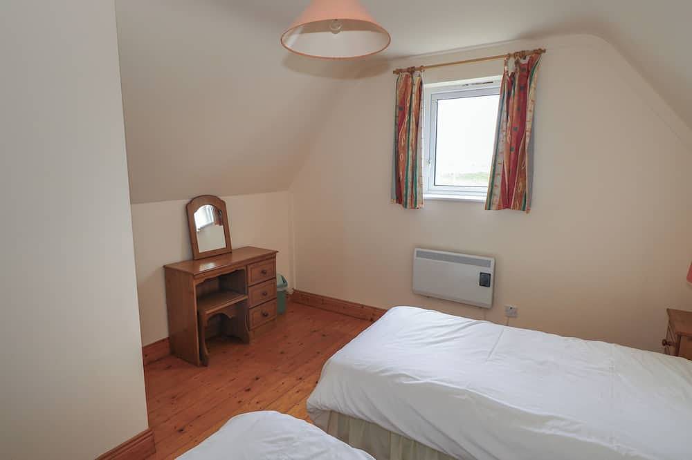 No.3 Beach Cottages, pet friendly in Keel, County Mayo in Acaill