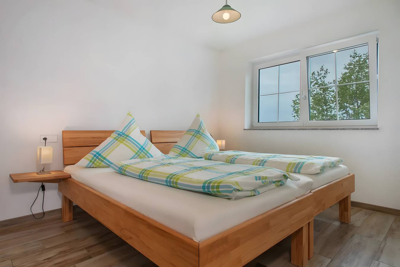 Ganze Wohnung, Ferienwohnung 'Waldsuite' mit Gemeinschaftsterrasse, Gemeinschaftsgarten und Wi-Fi in Friedrichshafen, Region Bodensee-Oberschwaben