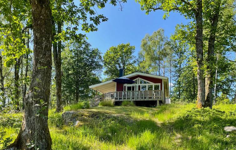 Glamping voor 6 personen, with terras and tuin as well as uitzicht op het meer in Zweden