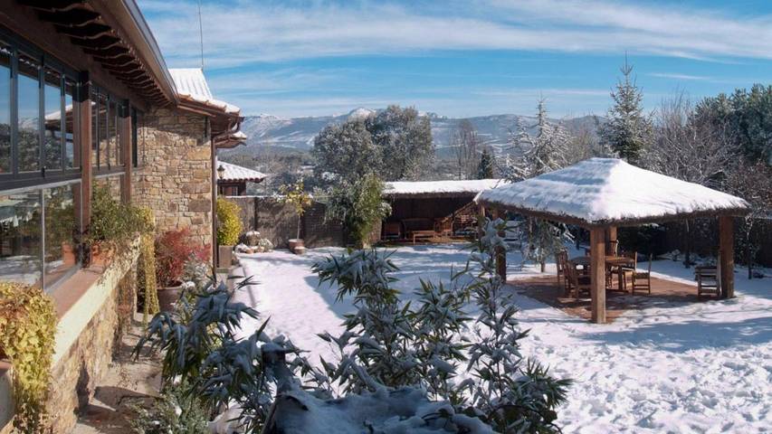 Casa rural para 4 personas, con jardín además de vistas y piscina en Sierra Norte - 2