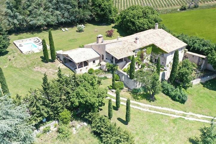Gîte pour 6 personnes, avec piscine ainsi que jacuzzi et jardin à Ferrassières