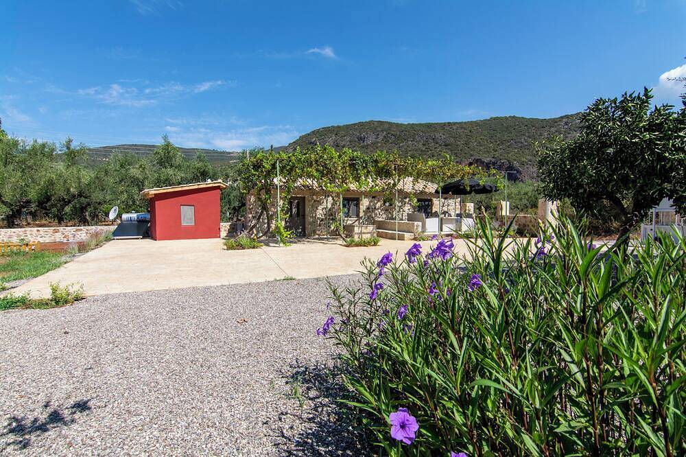 Olive Grove by The Sea is just a stone's throw from Ritsa Beach Kardamyli in Kampos, Messenien