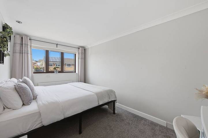 Entire home in Stoke-on-Trent - Work-Ready 1-Bed Stay | Office & Gym | Longton in Stoke-on-Trent, Midlands