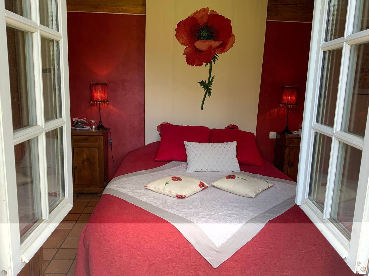 Habitación de huéspedes “Coquelicots Rouges” con terraza, jardín compartido y Wi-Fi in Honfleur, Region de Lisieux