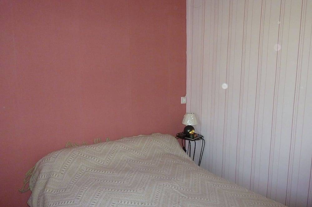 House In A Small Charming Village: Good Price-Quality Ratio in Auzelles, Parc Naturel Régional Livradois-Forez