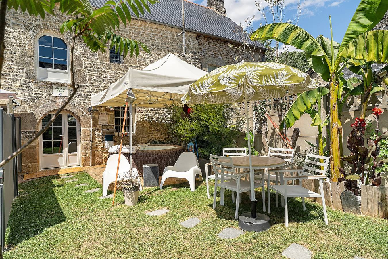 Gîte Des Faluns : Spa, massages, terrasse privée, jardin, Wi-Fi à Tréfumel, Bretagne in Tréfumel, Région de Dinan