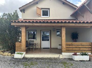 Gîte pour 6 personnes, avec vue sur le lac ainsi que terrasse et jardin dans le Gers