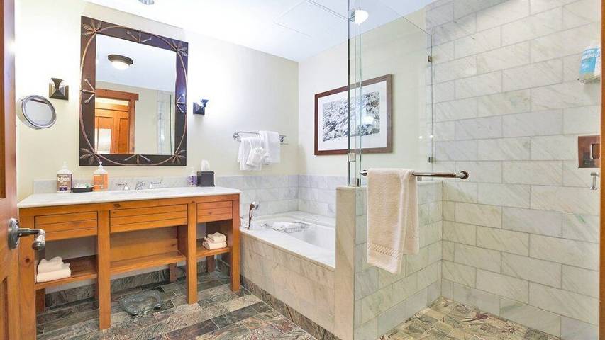 Vacation rental for 4 people, with hot tub and balcony as well as pool, with pets in Stowe