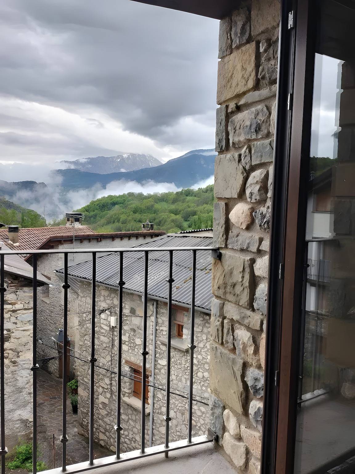 Casa Rural David: Seeblick, private Terrasse und Wlan in Chía, Huesca in El Run, Castejón de Sos