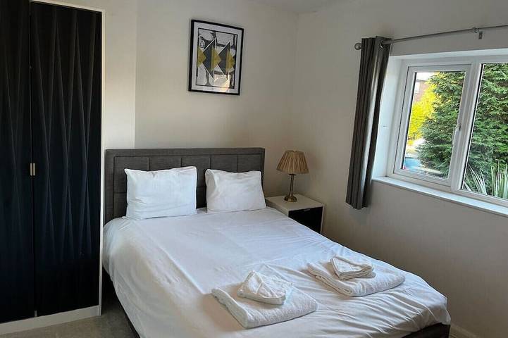 3-Bed House w/ Driveway Parking in Nottingham, Midlands del Este