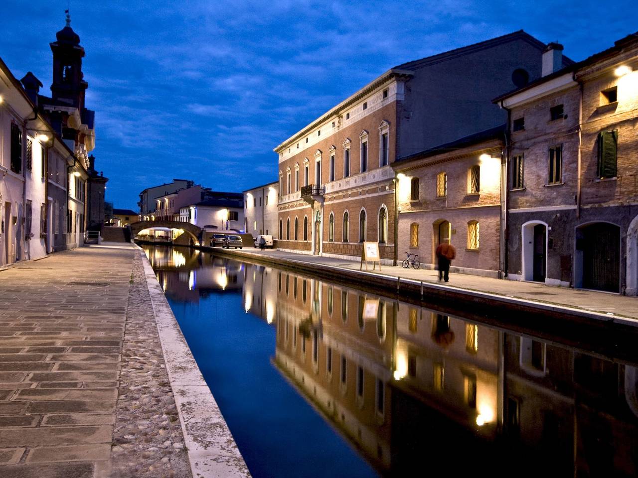 Eckhaus in Lido Di Volano, großer Innenhof, Grillplatz in Comacchio, Ferrara Provinz