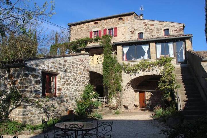 Location de vacances pour 8 personnes, avec balcon et jardin à Banne