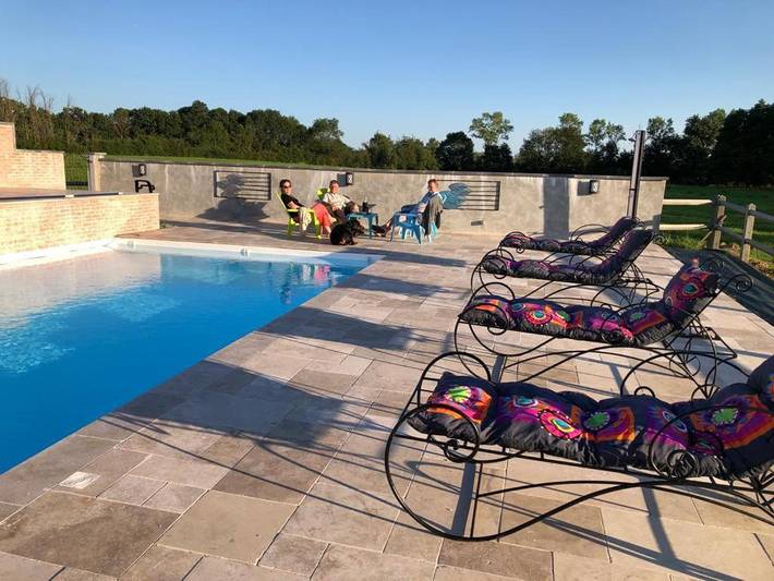 Gîte pour 2 personnes, avec Terrasse et Jacuzzi ainsi que Jardin et Piscine dans Parc des Oiseaux (Villars-les-Dombes)
