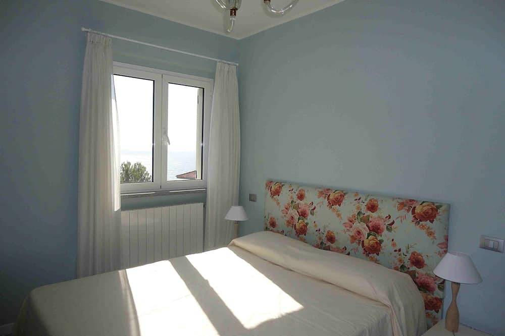 Bright and elegant villa with private pool and garden terrace with sea view in San Lorenzo al Mare, Riviera di Ponente