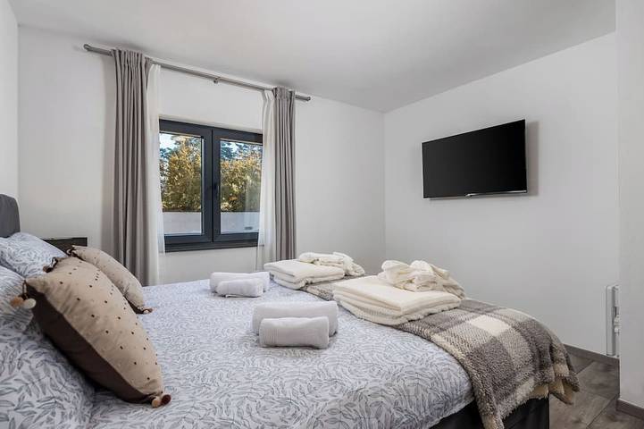 Villa \"Bajer\" with 5 bedrooms and wellness with jacuzzi, and outside pool. in Fuzine, Primorje-Gorski Kotar